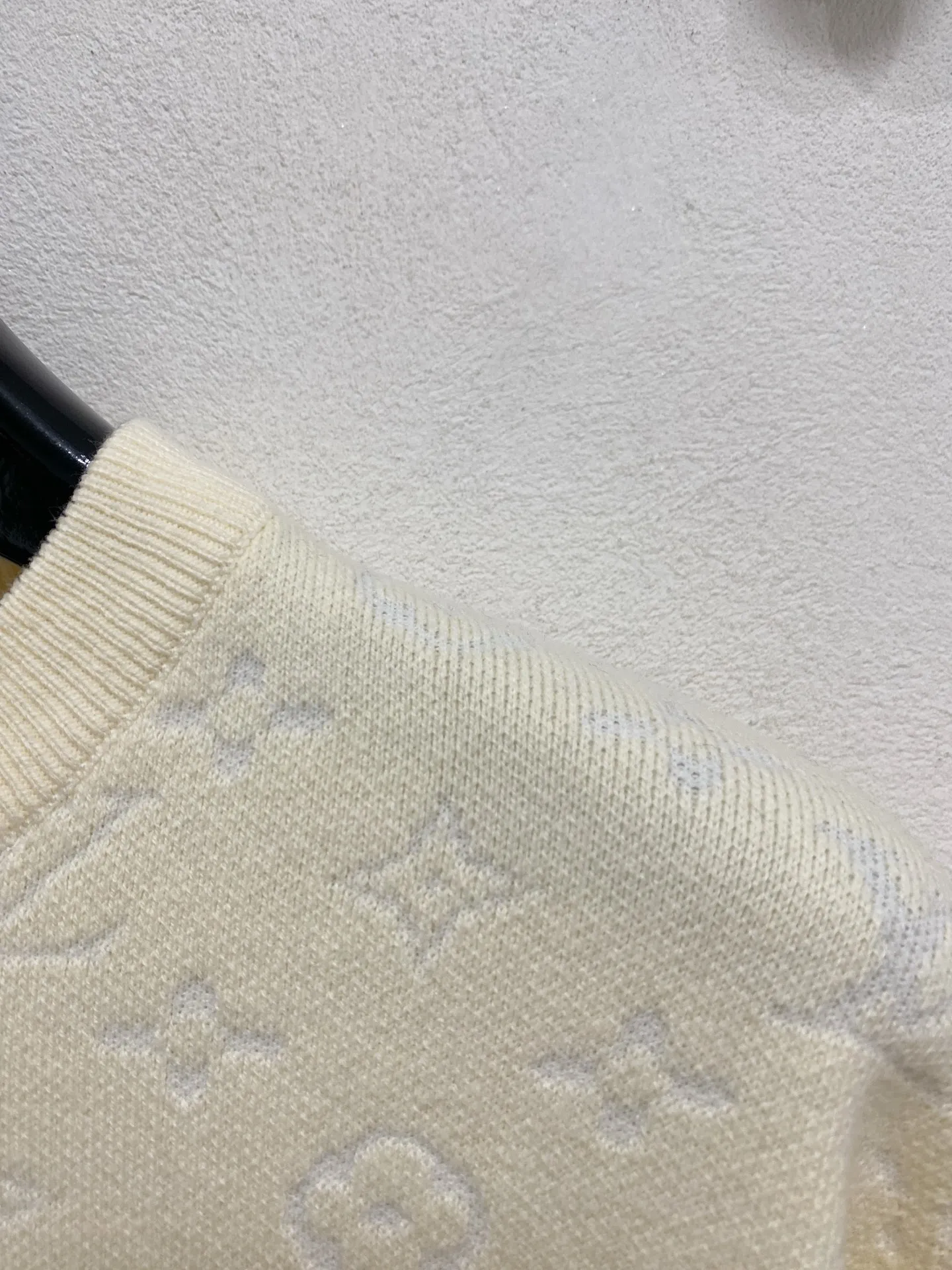🅿️440 LV 2025 new wool blended round neck long sleeve sweater cardigan bottoming sweater, high-end version! The custom-made fabrics at the counter are highly breathable and comfortable, with impeccable details and brand element design concepts, reflecting high quality. It feels delicate and soft! It presents a casual cut and the upper body shape is great! 🐉Code size: M-3XL